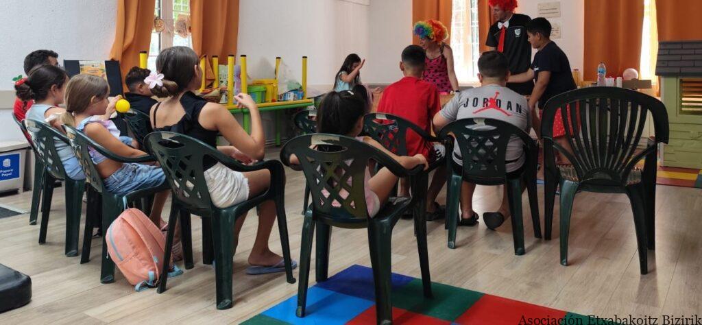 Actividad comunitaria con niños y niñas organizada por la Asociación Etxabakoitz Bizirik.